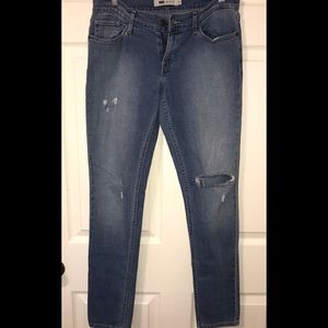 💫Levi’s 524 Distressed Skinny Jeans
